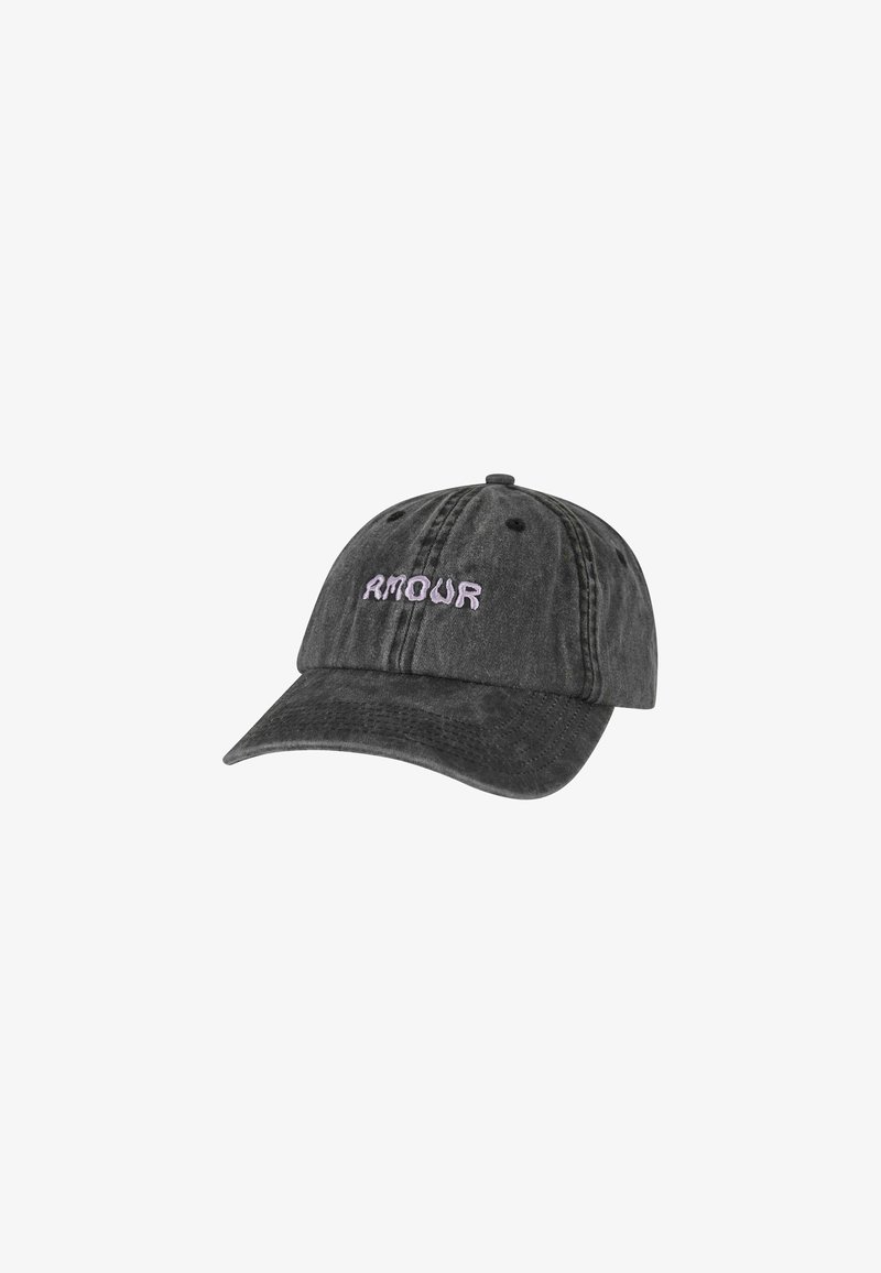 Gorra de béisbol de mezclilla negra con el texto "RMOUR" bordado en púrpura claro. Tiene una visera curvada y una correa ajustable en la parte posterior.