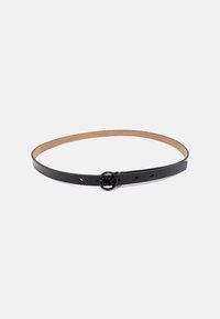 Zwarte leren riem met een ronde gouden gesp met de initialen "MK." Gladde textuur, slank ontwerp met meerdere verstellingsgaten.