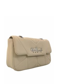 Borsa a tracolla in sintetico beige trapuntato con chiusura a pattina e logo argentato. Presenta una tracolla a catena e una superficie liscia.