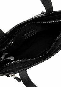 Borsa tote in pelle nera con superficie testurizzata, aperta per mostrare l'interno in tessuto nero, con una tasca con zip e finiture in argento.