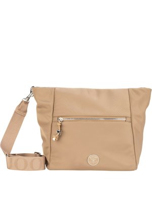 Beige Umhängetasche mit Frontreißverschlusstasche, verstellbarem Riemen und kleinem rundem Logo-Emblem an der unteren Vorderseite.