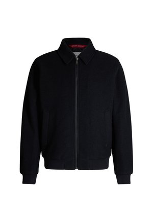 Czarna wełniana kurtka bombowiec z zamkiem z przodu, stojącym kołnierzem oraz ściągaczami przy mankietach i u dołu. Posiada boczne kieszenie oraz wykończenie podszewki w kolorze czerwonym.