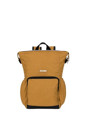 Zaino K-Way marrone con tasca frontale con zip, base nera, spallacci e maniglia superiore su sfondo bianco.