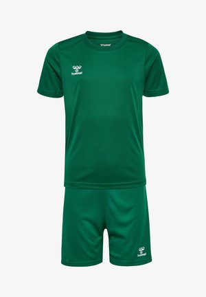 Grønt sportstøj med kortærmet skjorte og shorts med hvide hummel-logoer på brystet og venstre ben.