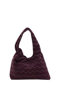 Sac en velours côtelé bordeaux avec un motif ondulé et des accents de perles métalliques. Poignée torsadée et forme souple mettent en valeur son design.