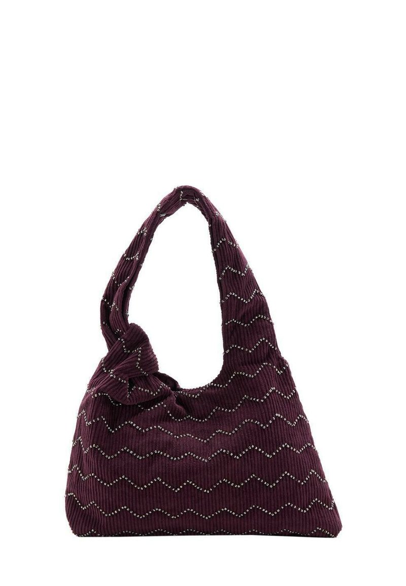 Sac en velours côtelé bordeaux avec un motif ondulé et des accents de perles métalliques. Poignée torsadée et forme souple mettent en valeur son design.