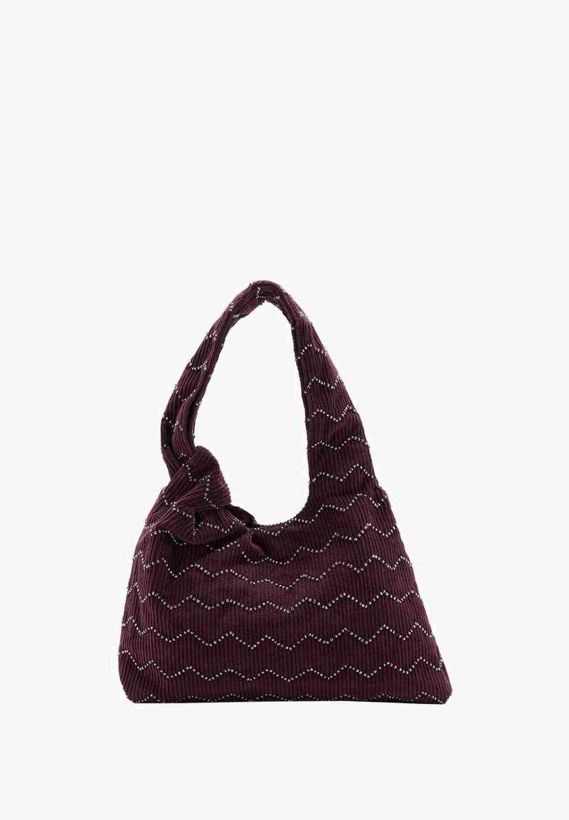 Sac en velours côtelé bordeaux avec un motif ondulé et des accents de perles métalliques. Poignée torsadée et forme souple mettent en valeur son design.