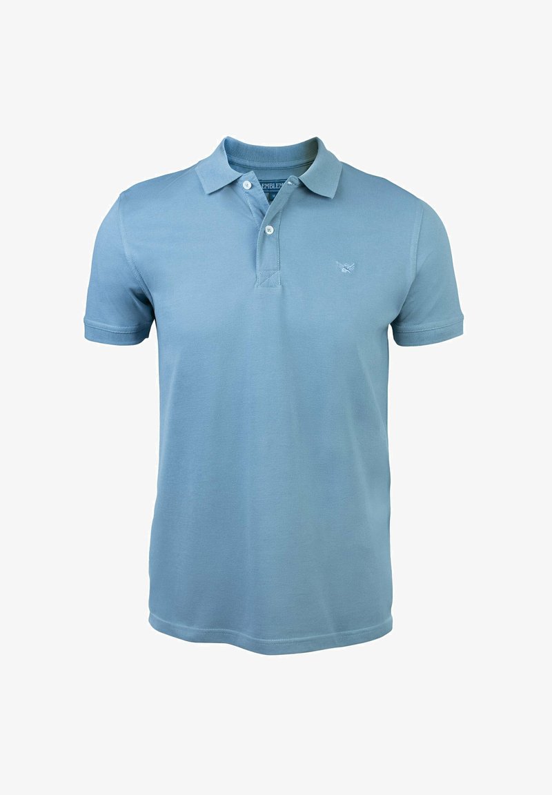 Polo de color azul claro, hecho de algodón, con cuello, tapeta de tres botones y un pequeño logo en el pecho. Mangas cortas.