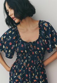 Next REGULAR FIT - SHORT SLEEVE - Džersio suknelė - black vegetable print