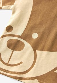 Next ALL OVER SHORT SLEEVE - REGULAR FIT - Camiseta estampada - tan brown