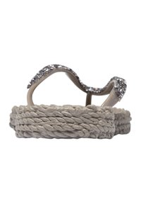 Sandali espadrille beige chiaro con suola in corda intrecciata, caratterizzati da un design a strap luccicanti. Texture liscia e stile open toe.