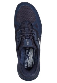Slip-Ins Skechers navy avec une tige en maille respirante, un design texturé, des lacets élastiques et une semelle intérieure rembourrée pour le confort.