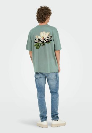 Only & Sons, ONSFRANK RLX SS TEE NOOS - T-shirt print - chinois green