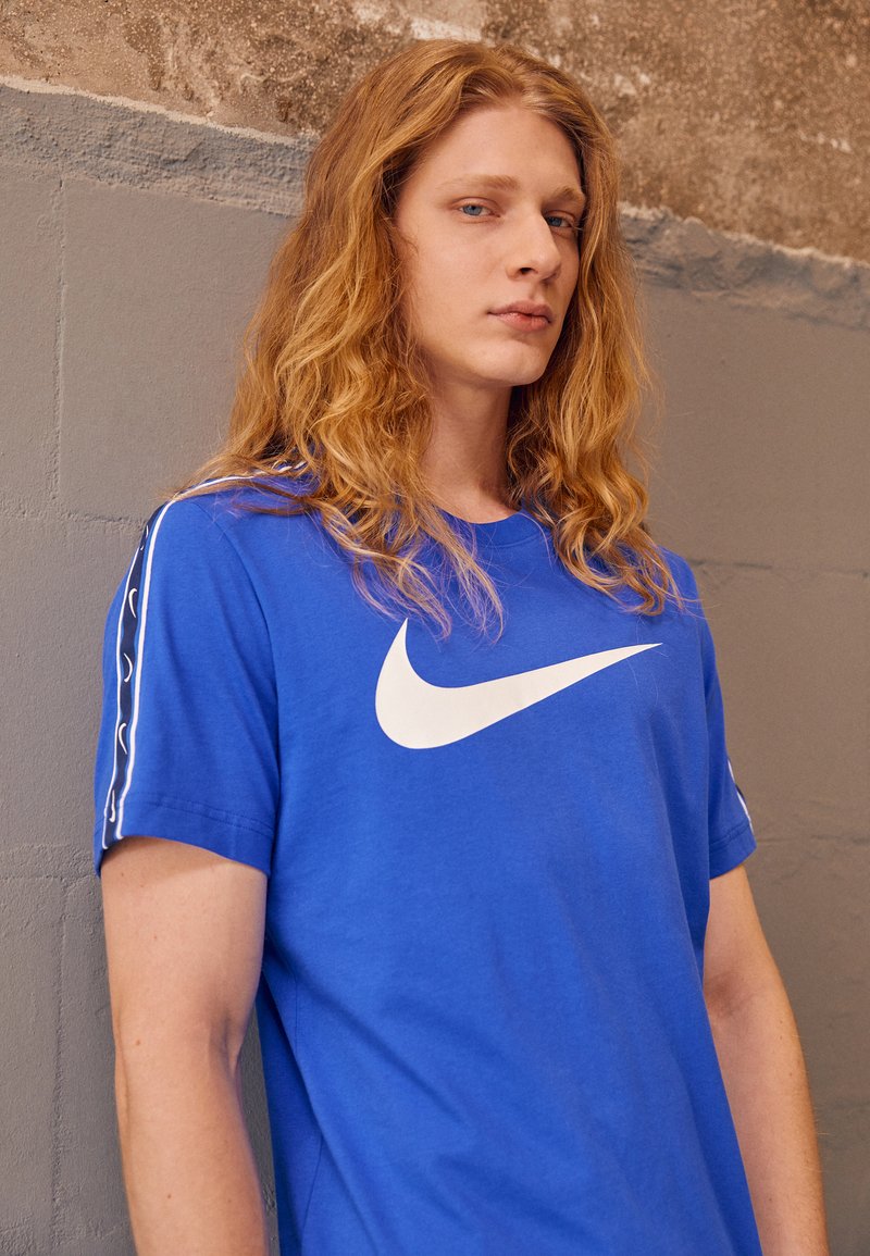 Nike Sportswear REPEAT TEE Print Tshirt game royal/white/royal