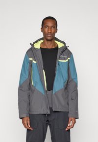 Casaco impermeável cinza e teal com detalhes em amarelo, fecho zip completo, capuz ajustável e punhos elásticos; feito de material sintético, projetado para uso ao ar livre.