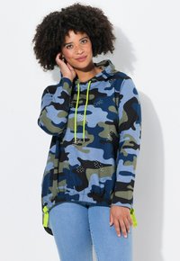 Felpa con cappuccio a motivo camouflage in tonalità di blu e verde, con cappuccio regolabile, dettagli in giallo neon e orlo arricciato.