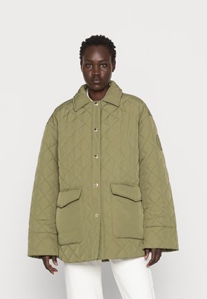 Πρασινη ραμμένη ζακέτα με μεγάλο γιακά, διαθέτει δύο μπροστινές τσέπες και χρυσά κουμπιά με πατημένα. Κατασκευασμένη από μαλακό και ελαφρύ υλικό.