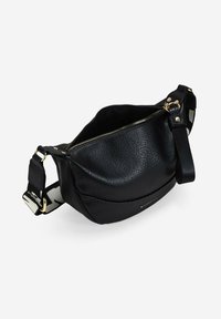 Bolso cruzado de cuero negro con forma redondeada, cierre de cremallera y herrajes dorados. La correa presenta un acento de tejido con patrón.