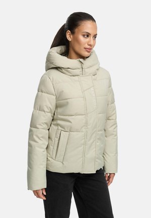 Lys beige pufferjakke med høj krave, vandret syninger, to sidelommer og lynlås lukning. Glat, let blank tekstur.