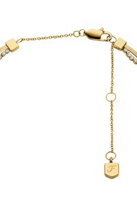Bracciale in oro con catena texturizzata e accenti scintillanti, chiusura a moschettone sicura e un piccolo ciondolo con la lettera F incisa.