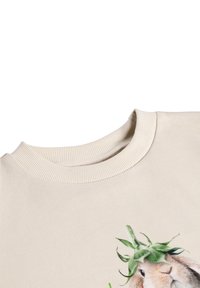 Beige Sweatshirt mit einem gerippten Rundhalsausschnitt, auf dem ein Druck eines Kaninchens mit einer grünen Pflanze auf dem Kopf abgebildet ist. Weiche Textur mit einer lockeren Passform.