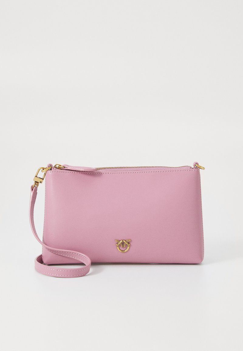 Ροζ δερμάτινη τσάντα clutch με φερμουάρ, αποσπώμενο λουρί και χρυσή λεπτομέρεια λογότυπου μπροστά. Λείο υφή και ορθογώνιο σχήμα.