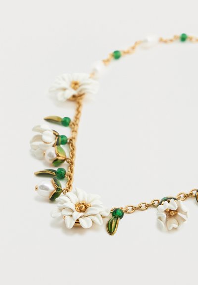 Χρυσή αλυσίδα με λευκά λουλούδια ως διακοσμητικά, πράσινες χάντρες και μικρές πέρλες τοποθετημένες κατά μήκος των συνδέσμων σε λευκό φόντο.