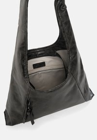 Borsa a tracolla in pelle nera con un'ampia apertura, tasca interna con cerniera e una texture liscia. Presenta una forma arrotondata con una cerniera laterale.