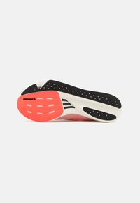 ADIZERO-skoens yttersåle med et svart og hvitt design med rosa detaljer og en teksturert overflate. Inkluderer Continental-logo og perforeringer.