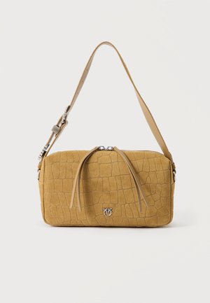 Ορθογώνια τσάντα χειρός σε μουσταρδί κίτρινο σουέντ με ανάγλυφο μοτίβο κροκοδείλου, ρυθμιζόμενο λουρί ώμου, ασημένιο φερμουάρ και μικρό μεταλλικό λογότυπο μπροστά.