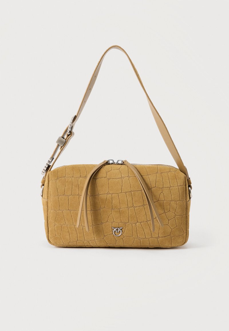 Ορθογώνια τσάντα χειρός σε μουσταρδί κίτρινο σουέντ με ανάγλυφο μοτίβο κροκοδείλου, ρυθμιζόμενο λουρί ώμου, ασημένιο φερμουάρ και μικρό μεταλλικό λογότυπο μπροστά.