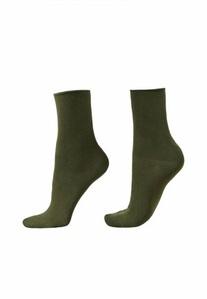 Par de calcetines verdes oliva lisos hasta el tobillo mostrados sobre un fondo blanco, con una textura suave y sin patrones visibles.