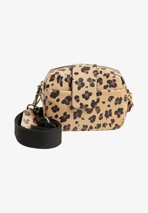 Crossbody-Tasche im Leopardenmuster aus beigem Leder mit schwarzen und braunen Flecken. Sie verfügt über einen Frontklappenverschluss, einen Reißverschluss und einen abnehmbaren schwarzen Riemen.