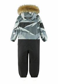 Dziecięcy kombinezon zimowy w szarym kamuflażu z kapturem podszytym sztucznym futrem, z czarną dolną częścią, elastycznymi mankietami i emblemą z logo.