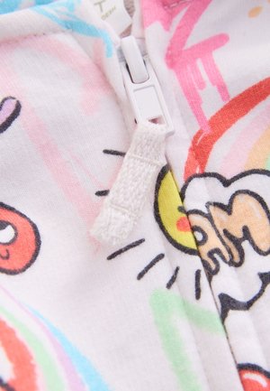 Buntes Stoffmaterial mit verspielten, gedruckten Mustern in Pink, Blau und Gelb. Ein weißer Reißverschluss mit einem strukturierten Zipperanhänger ist sichtbar.