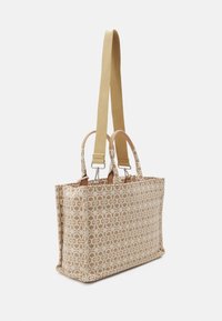 Beżowa torba materiałowa z wzorem w splątane linie, z dwoma krótkimi uchwytami i długim paskiem, srebrnymi elementami i usztywnionym kształtem.