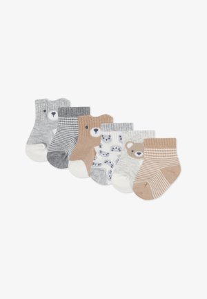 Conjunto de seis calcetines infantiles con diversos diseños: tonos gris y beige, motivos de osos, rayas y patrones divertidos con colores contrastantes en la punta.