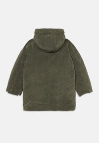 Chaqueta de pana verde aceituna con capucha, que presenta una textura de costillas verticales y mangas largas. La vista trasera muestra un diseño de corte relajado.