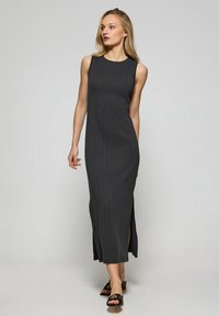 SLEEVELESS MONOGRAM - Strickkleid - black