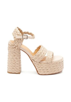 Sandalo platform beige con spesse cinghie intrecciate, tacco chunky intrecciato e chiusura con fibbia regolabile alla caviglia.