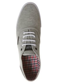 Šedé plátěné tenisky s bílými šňůrkami, zaoblenou špičkou a kontrastní kostkovanou podšívkou v červené a bílé barvě. Obsahují černé očky a logo na jazyku.