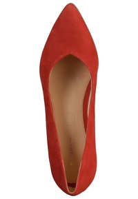 Escarpin en suède rouge à bout pointu avec un design découpé, semelle intérieure en cuir lisse et logo de la marque embossé. Silhouette élancée pour une tenue formelle.