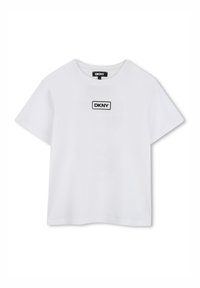 Witte katoenen t-shirt met korte mouwen, ronde halslijn en een zwart rechthoekig DKNY-logo op de borst. Soepele textuur, casual pasvorm.