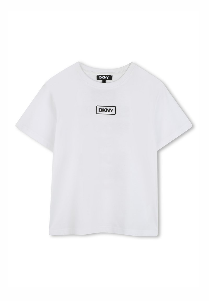 Witte katoenen t-shirt met korte mouwen, ronde halslijn en een zwart rechthoekig DKNY-logo op de borst. Soepele textuur, casual pasvorm.