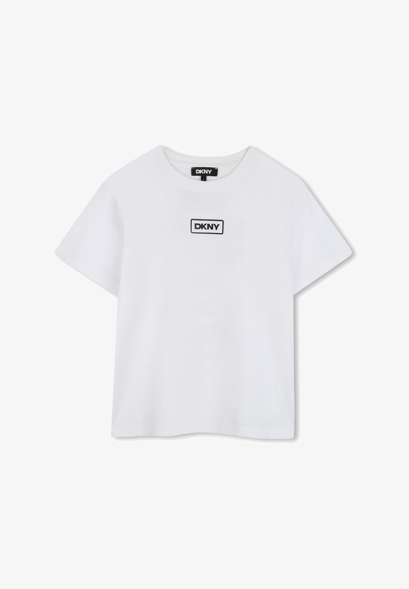 T-shirt en coton blanc à manches courtes, col rond, avec un logo DKNY rectangulaire noir sur la poitrine. Texture lisse, coupe décontractée.