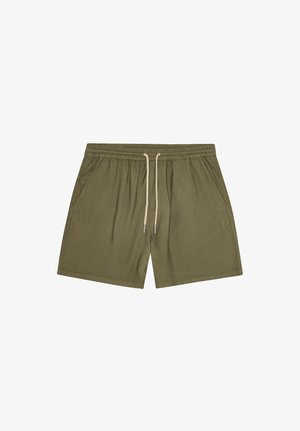 Olivgrüne Freizeithose mit elastischem Bund, cremefarbenem Kordelzug und Seitentaschen, flach auf weißem Hintergrund liegend.