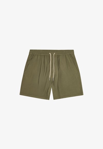 Shorts décontractés vert olive avec taille élastique, cordon crème et poches latérales, posés à plat sur fond blanc.