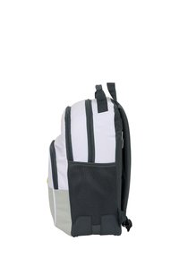 Zaino con tessuto bianco, dettagli grigi, molteplici scomparti con cerniera, tasca laterale in rete e spallacci imbottiti. Design compatto e funzionale.