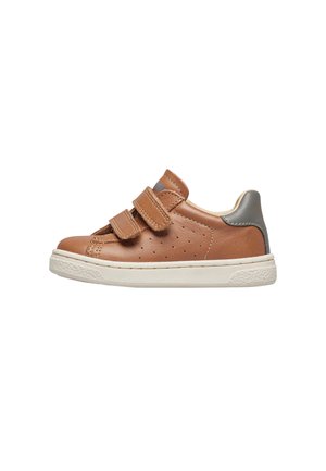 Baskets pour tout-petit en cuir marron avec deux bandes Velcro, détails perforés sur les côtés, accent au niveau du talon gris et semelle en caoutchouc blanche.