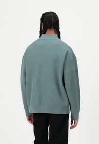 Oakley NEW RETRO SWEATER - Vesta - faded denim